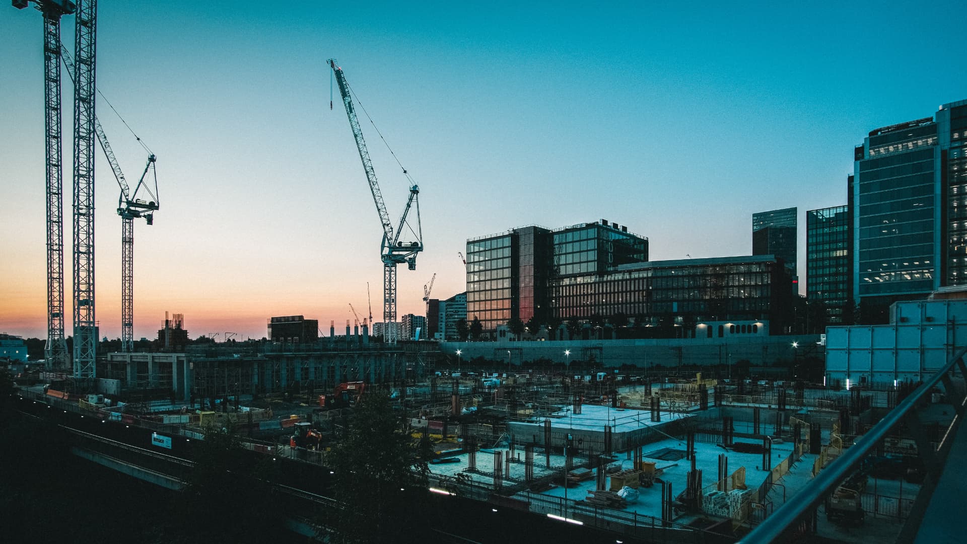 Järnvägsspår genom infrastrukturprojekt i skymningsljus